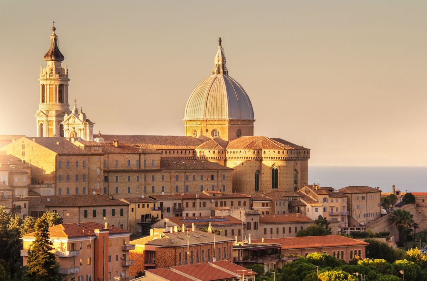 Veduta di Loreto con la basilica e le colline circostanti