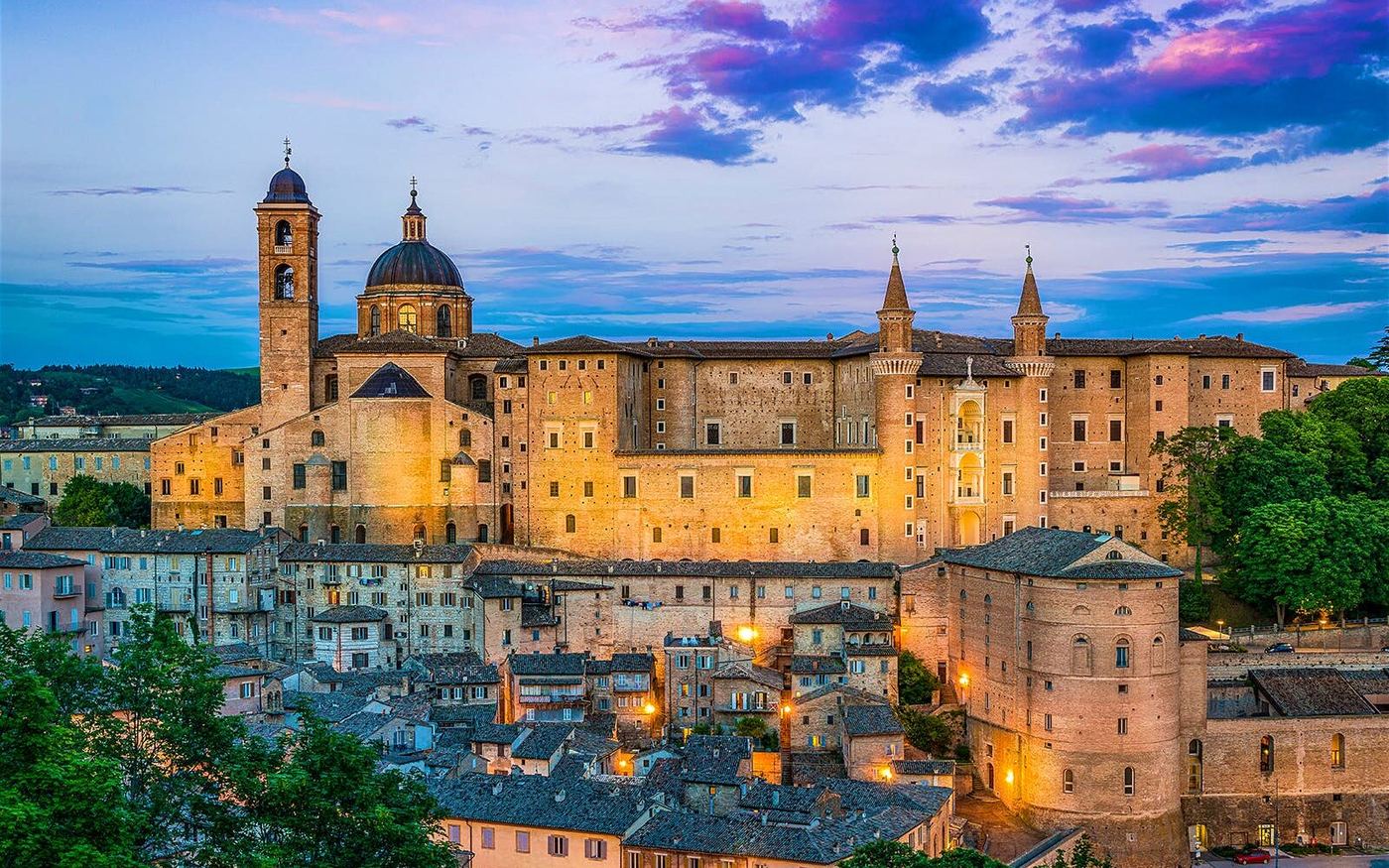 Recanati, centro storico e colline marchigiane al tramonto