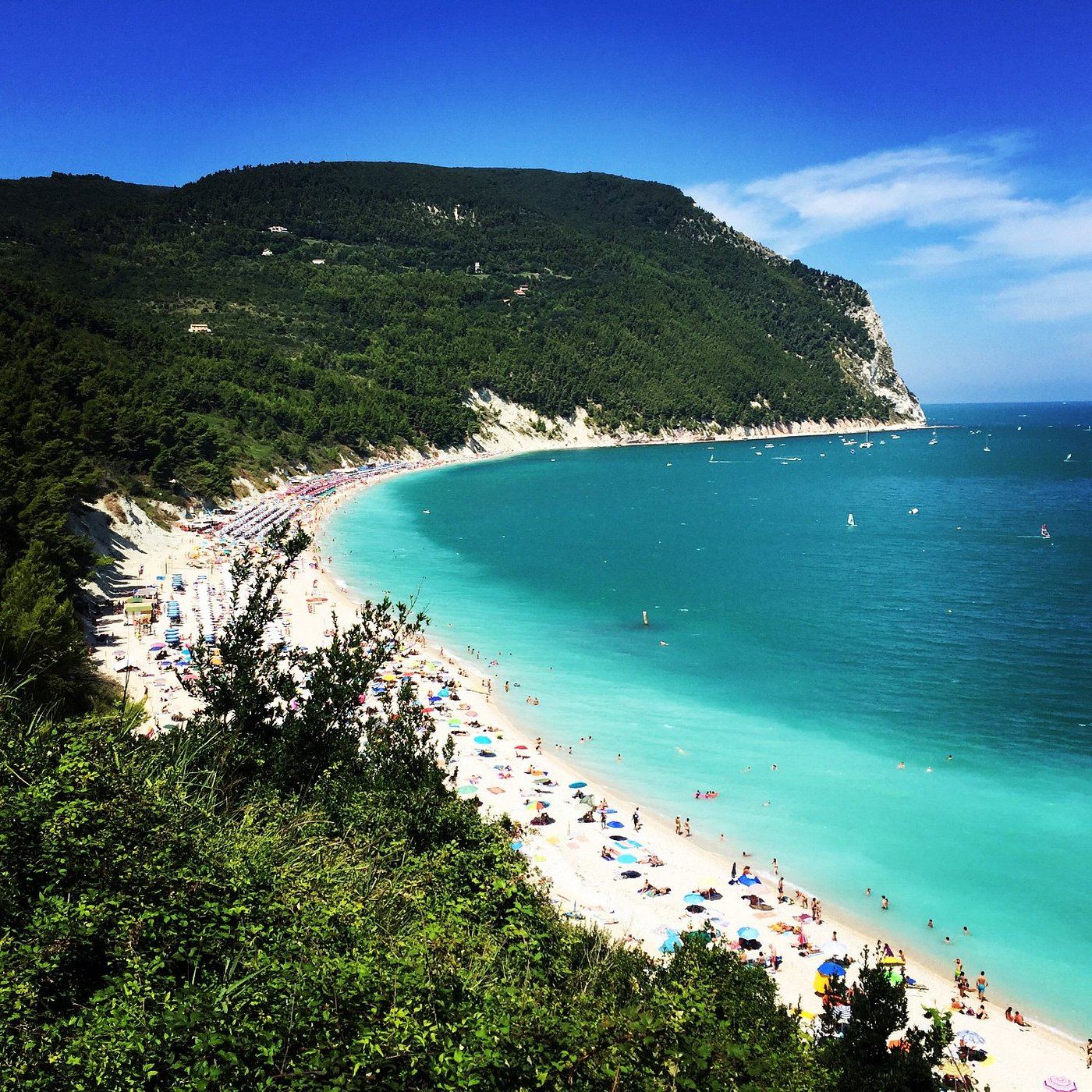 Borgo di Sirolo affacciato sul mare del Parco del Conero
